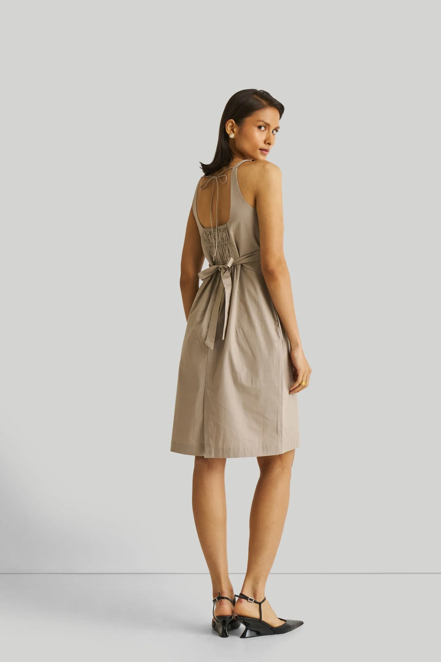 Reistor Fitted Knee Length Dress in Ecru